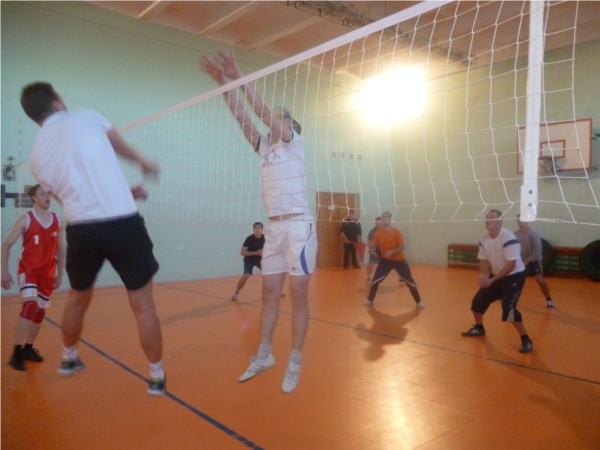 _В Алатыре прошли соревнования по волейболу среди мужских команд на призы депутата Государственного Совета Чувашии Ю.М. Кислова