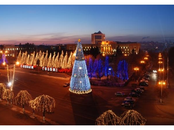 Скоро Новый Год. На красной площади города Чебоксары уже зажигает огни главная ель