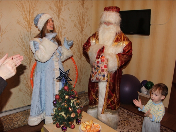 Дед Мороз и Снегурочка дарят жителям Ленинского района тепло и радость