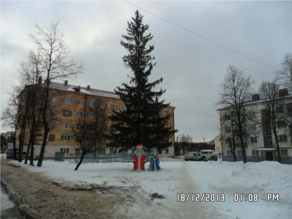 Во дворах Ленинского района г.Чебоксары выросли красавицы елки, появились Деды Морозы и Снегурочки