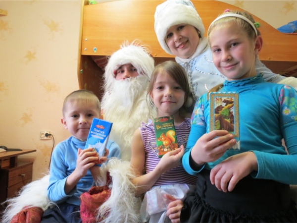 В преддверии Нового года в Ленинском районе раздают подарки детям из неблагополучных семей