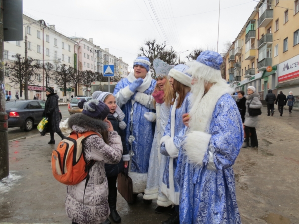 Центральные улицы Ленинского района встречают «Новогодний экспресс»