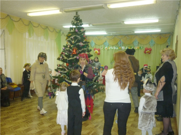 Гости из Простоквашино поздравили детей с Новым Годом
