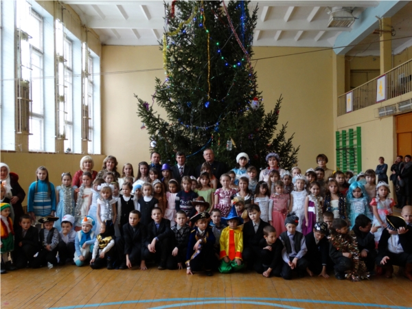 Для детей, нуждающихся в социальной поддержке, состоялась рождественская елка главы Красночетайского района