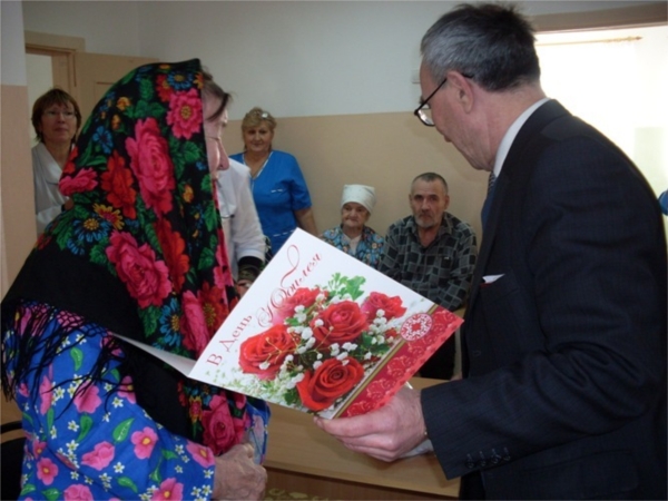 Новости поселений: традиция поздравления с юбилеем ветеранов продолжается
