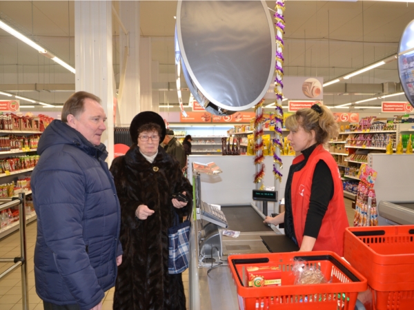 _Глава администрации города Алатыря посетил объекты потребительского рынка, введенные в эксплуатацию в 2013 году