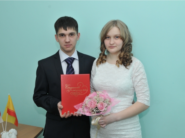 Во Дворце бракосочетания города Чебоксары зарегистрирована сотая семья 2014 года