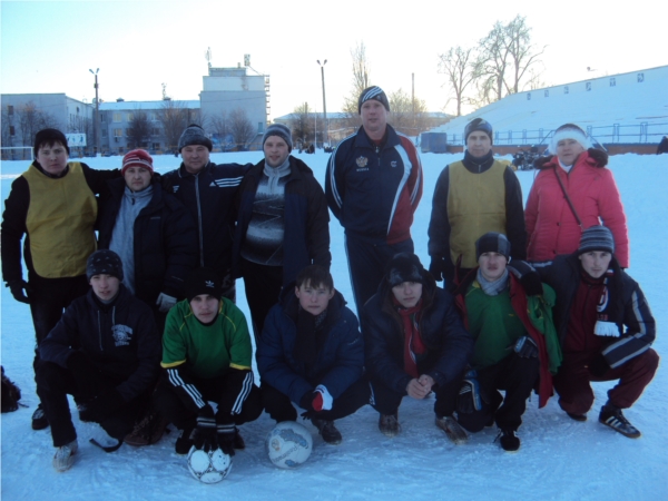 В Алатыре продолжается турнир по мини-футболу на снегу среди дворовых объединений микрорайонов