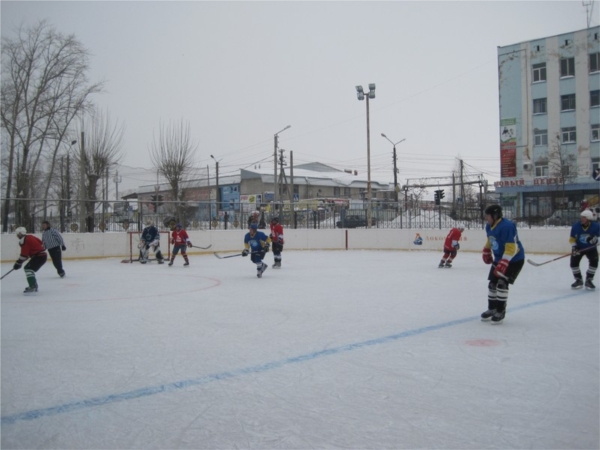 На ледовой площадке ДЮСШ «Локомотив» г.Канаш состоялось хоккейное дерби
