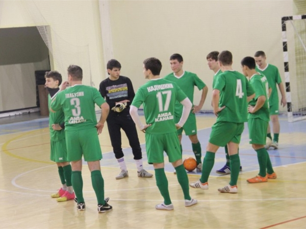 Футболисты города Канаша продолжают борьбу за выход в следующую стадию Коммерческой лиги Чувашской Республики по мини-футболу