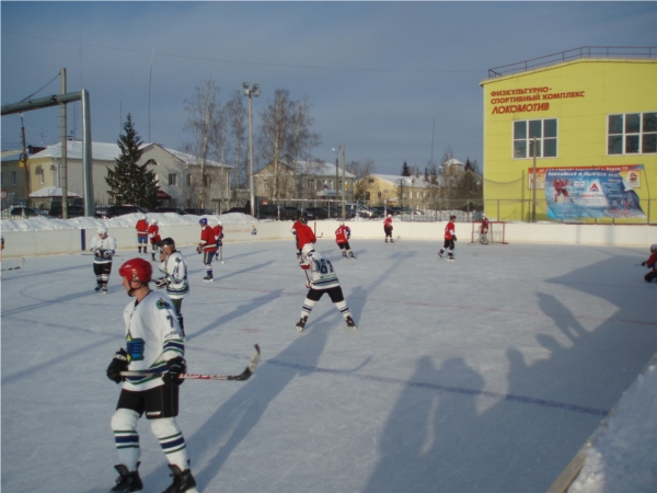 В городе Канаше состоялся турнир по хоккею с шайбой среди взрослых команд, приуроченный открытию XXII зимних Олимпийских игр