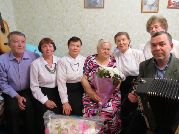 90-летний юбилей участница Великой Отечественной войны Зоя Степанова отметила в кругу друзей под гармонь и песни военных лет