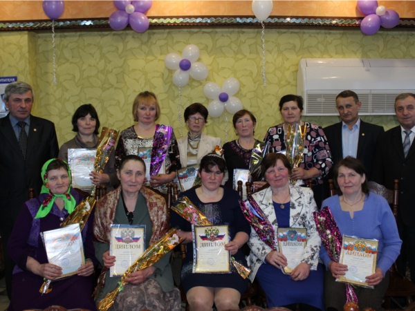 В Комсомольском районе поздравили с праздником женщин, которые трудятся на фермах