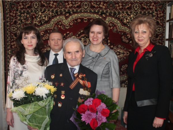Вице-премьер Алла Самойлова поздравила с 95-летием ветерана Великой Отечественной войны Алексея Алексеевича Яковлева