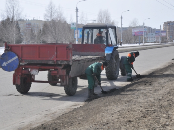 В Новочебоксарске продолжается ямочный ремонт дорог и уборка города