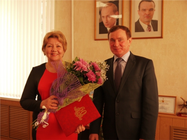 Нина Николаевна Зезина принимает поздравления с юбилеем