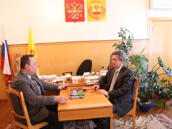Глава администрации Шумерлинского района встретился с чувашским фольклористом, писателем Эдисоном Патмаром