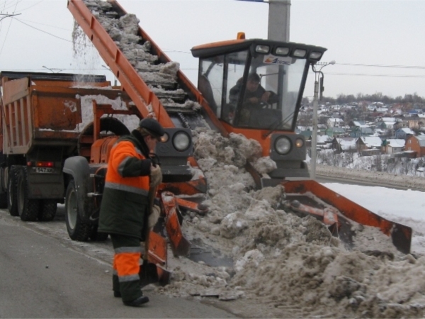 В Чебоксарах интенсивно вывозится снег с городских дорог во избежание гололеда и весенней распутицы