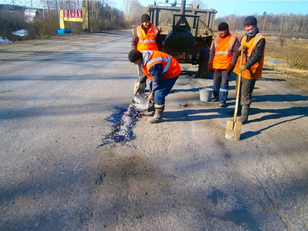 За минувшие сутки отремонтировано более 330 квадратных метров дорожного полотна