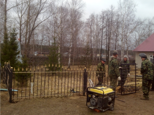 В Карабай-Шемуршинском сельском поселении обновляется ограда вокруг памятника павшим в Великой Отечественной войне