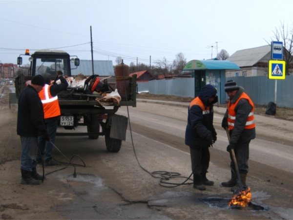 В Козловском районе ведется работа по выполнению ямочного ремонта автомобильных дорог