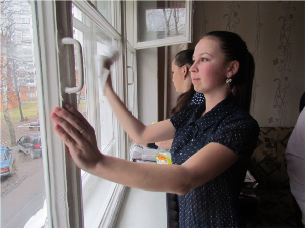 В рамках акции «Чистые окна» 45 волонтеров помогли 15 пожилым людям в уборке квартиры и помывке окон
