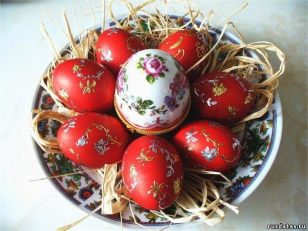 Разноцветные крашеные яйца – один из главных символов православного праздника Пасхи и наиболее ярким украшением пасхального стола