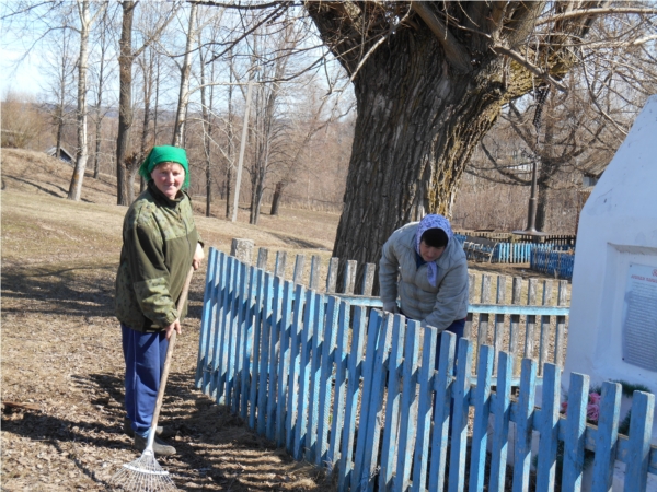 Cубботник по очистке территории вокруг обелиска и Новотурмышского сельского клуба