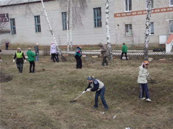 Работники предприятий и организаций города Ядрин дружно выходят на уборку территории