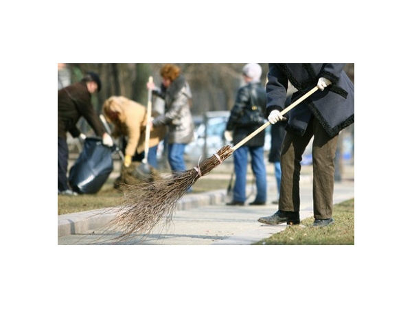 Осужденные к обязательным работам трудятся на благо чистоты городских улиц