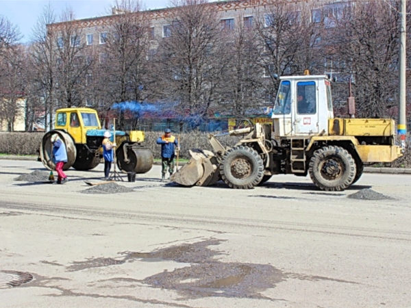 В Канаше проводится ямочный ремонт дорожного полотна по улице 30 лет Победы