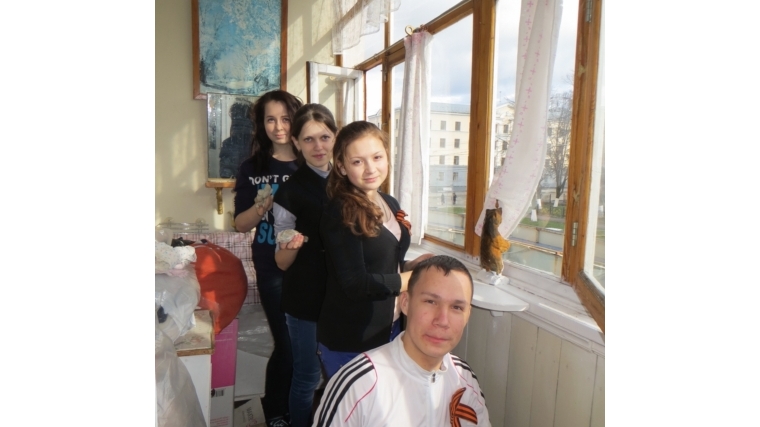 В Ленинском районе завершилась районная молодежная волонтерская акция «Чистые окна», посвященная Дню Победы