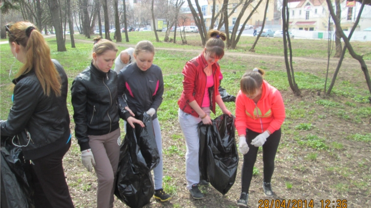 В преддверии майских праздников молодежь активно помогает в благоустройстве Ленинского района г. Чебоксары