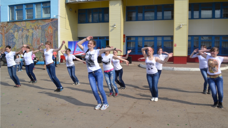 В Янтиковском районе прошел танцевальный флешмоб «Молодежь – ветеранам»