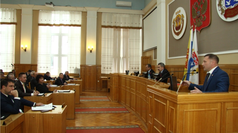 На внеочередном заседании городского Собрания глава города поблагодарил депутата Евгения Слепова за многолетную работу
