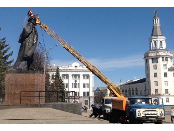 В Чебоксарах к дню рождения отмоют Ленина ("Мой город Чебоксары")