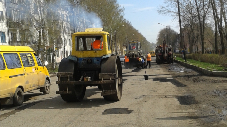 Ведется ямочный ремонт автодороги по проспекту Ленина
