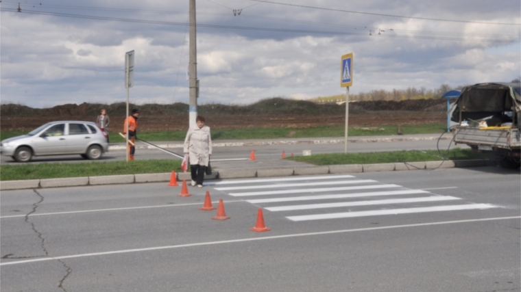 В Новочебоксарске продолжаются работы по нанесению дорожной разметки