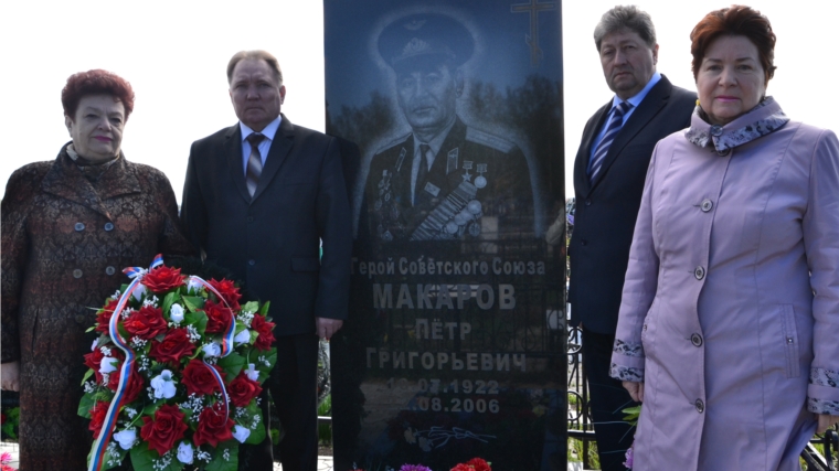 Накануне Дня Победы в Алатыре возложили венки к могилам Героев Советского Союза П.Г. Макарова и А.И. Тупицына