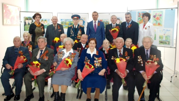 Глава Михаил Игнатьев поздравил ветеранов-медиков с Днем Победы