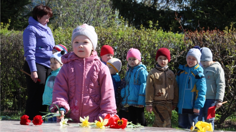 Маленькие канашцы возложили цветы к памятникам воинам, павшим в Великой Отечественной войне и локальных конфликтах