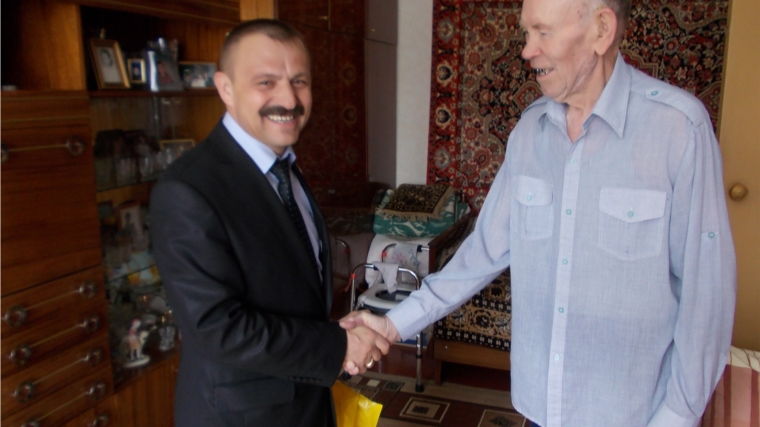 Депутат Валерий Антонов поздравил ветеранов по месту их жительства