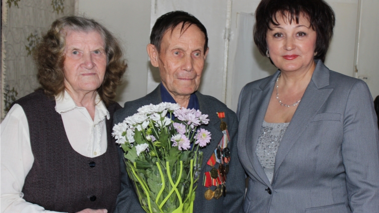 Ирина Клементьева поздравила ветеранов своего округа на дому