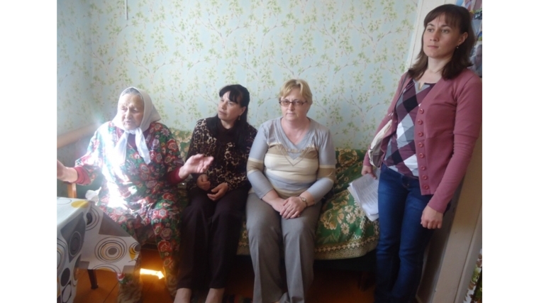 Сотрудники Ядринского центра социального обслуживания посетили вдов умерших участников, инвалидов ВОВ, одиноких граждан пожилого возраста