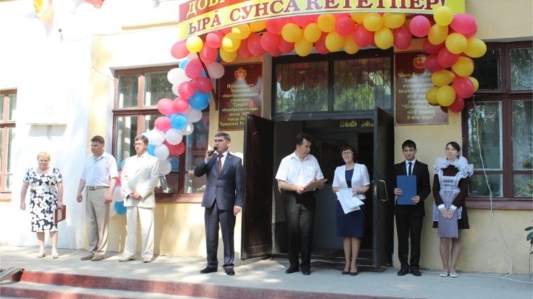В Канаше для 283 одиннадцатиклассников и 514 девятиклассников прозвенел "последний звонок"