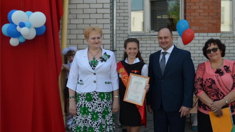 Глава администрации города Шумерли Л.Г. Дмитриева поздравила учеников школы №3 с последним школьным звонком