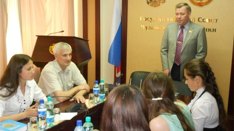Лучшие учащиеся – стипендиаты из Ядринского района совершили экскурсию в Государственный Совет Чувашской Республики