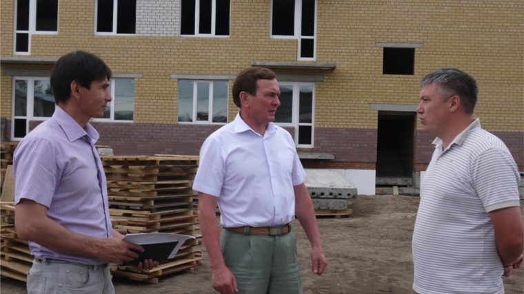 Глава Ядринской районной администрации Владимир Кузьмин встретился со строителями
