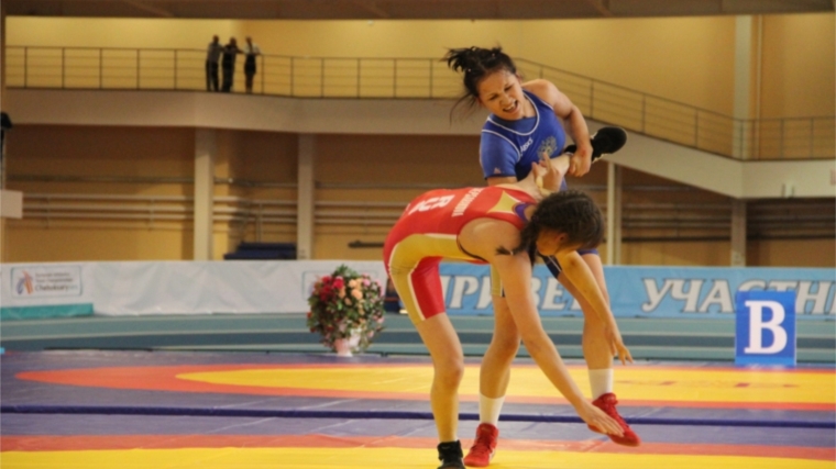 На чемпионате России по женской вольной борьбе разыграны первые четыре комплекта медалей