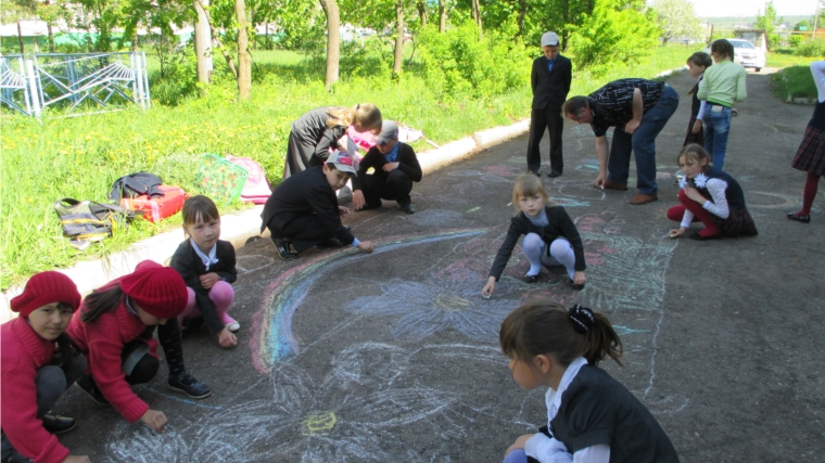 &quot;День Защиты детей&quot; рисунок на асфальте в Атлашевской детской школе искусств